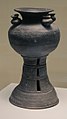 Jarre globulaire sur piédestal ajouré. Grès sue. Période Kofun, Ve – VIe siècle. Musée des cultures du monde, Barcelone[9]