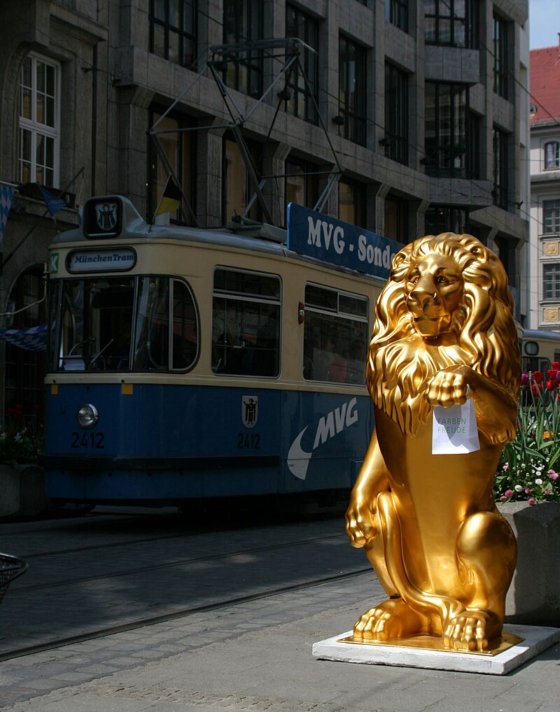 Die Münchner Löwenparade 800px-Munich_Leo_Parade_Golden