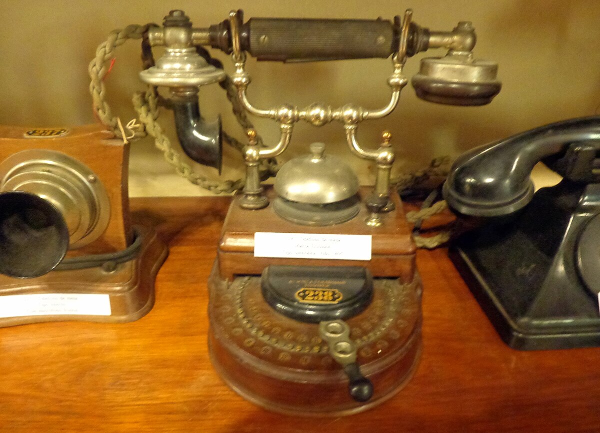 File:Museo de los Corrales Viejos teléfonos antiguos 01.JPG - Wikimedia  Commons