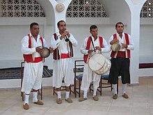 Un gruppo di quattro musicisti di Djerbian che suonano (da sinistra a destra) bendir, zoukra, tabl e darbouka.