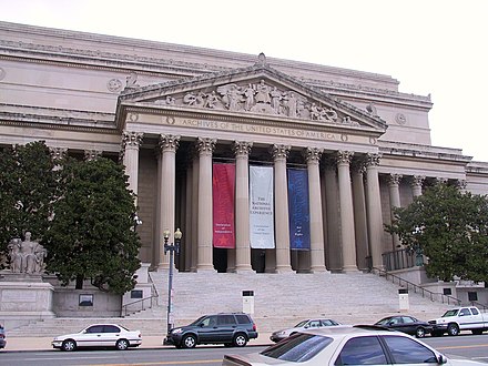 A fachada do edifício dos Arquivos Nacionais e Administração de Documentos dos Estados Unidos, em Constitution Avenue.