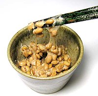 En skål natto blandat med Shoyu (japansk sojasås).