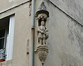 Mantosunu paylaşan Saint Martin heykeli ile köşe niş