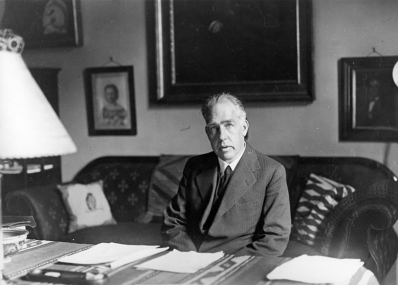 File:Niels Bohr 1935.jpg