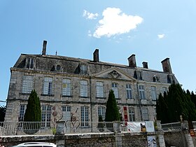 Château de Nontron makalesinin açıklayıcı görüntüsü