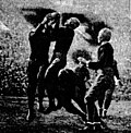 Miniatuur voor Bestand:Notre Dame completes forward pass to Ray Dahman during 1927 game against USC (1).jpg