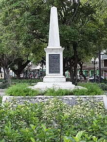 Obelisk El Polvorin petugas pemadam kebakaran di Plaza Las Delicias di Ponce, PR (DSC00714A).jpg