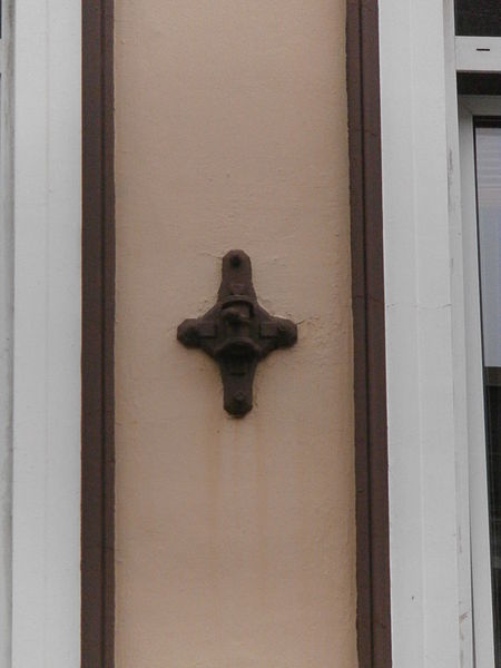 File:Oberleitungsrosette Ottenser Hauptstraße 43.JPG