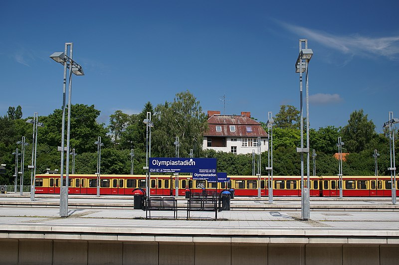 File:Olympiastadion (14314219224).jpg