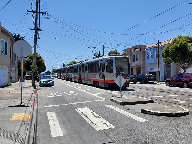 File:Outbound train at San Jose and Lakeview, July 2023.jpg