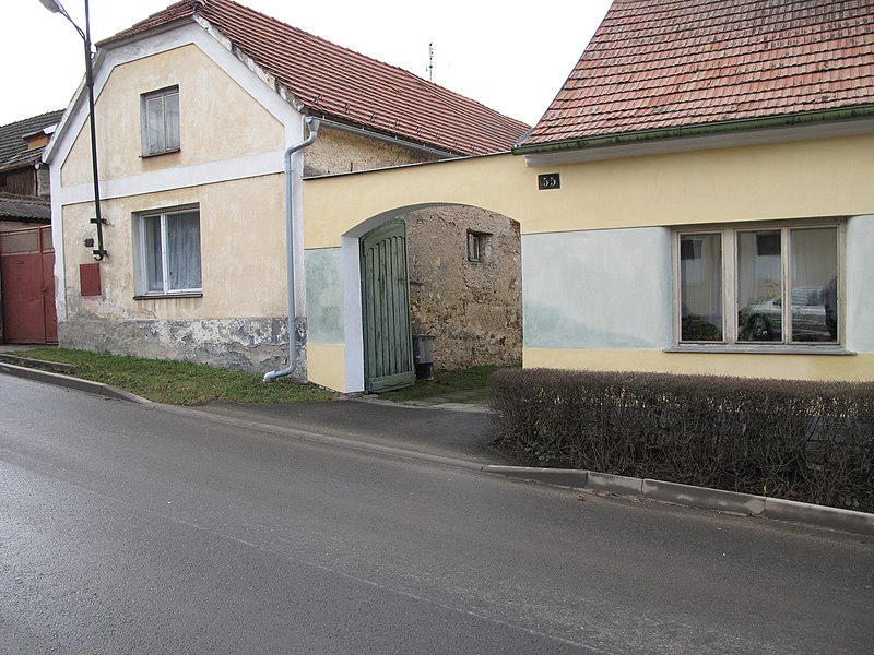 File:Přešťovice, brána.jpg