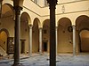 Palais de Bardi, cortile 02.JPG