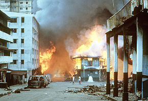 アメリカ軍の攻撃で炎上するパナマ市