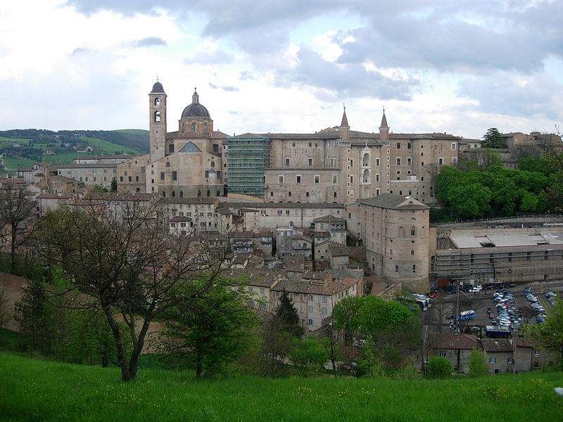 File:Panorama Urbino2.jpg