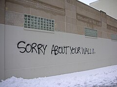 Un grafitti disculpándose por su propia existencia (fuente (en))