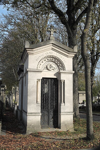 File:Paris 20e Cimetière Père-Lachaise Aedicula 300.jpg