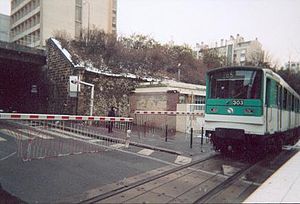 Passage à niveau à Paris 20e pour les métros.JPG