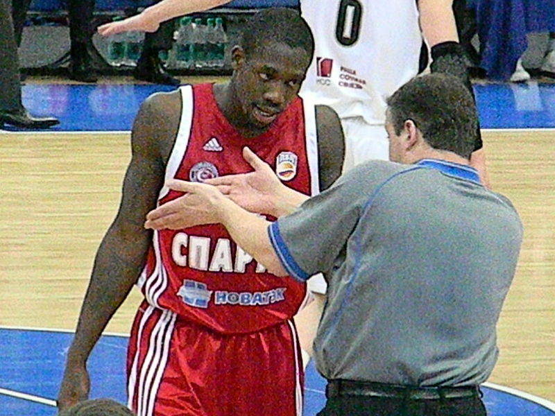 File:Patrick Beverley talk to referee.JPG