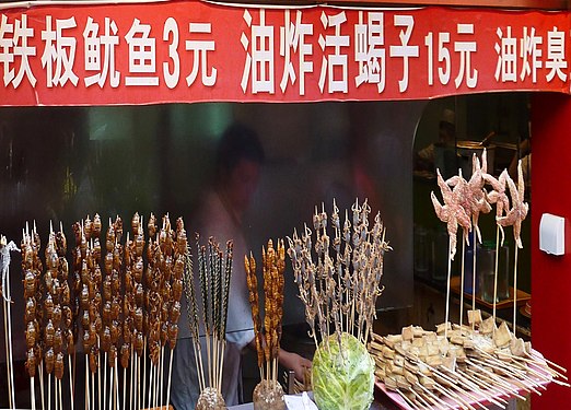 Friterie (scarabés, scorpions et chenilles),sur le marché de Wangfujing de Pékin.- (Chine)