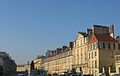 La place Saint-Sauveur depuis le parvis de l'église.