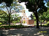 Plaza Bolívar et cathédrale María Auxiliadora de Puerto Ayacucho (Venezuela) .jpg