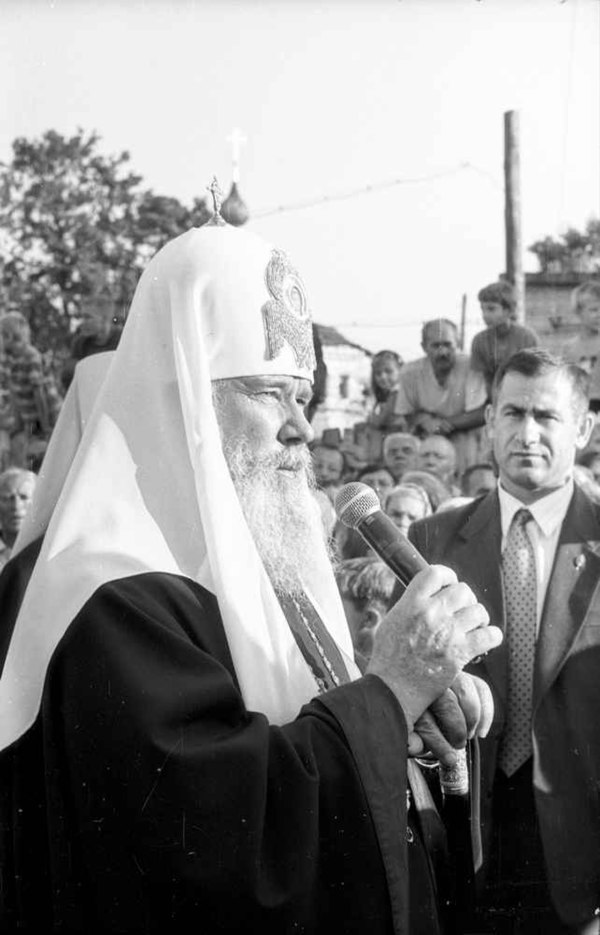 Alexy II speaking to orthodox believers in Pereslavl (1997)