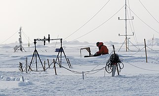 Төньяк Боз океанының диңгез бозы өстендәге инструмент һәм кабельләр арасында эшләүче галим, автор Transpolar