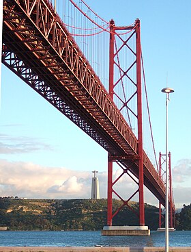 Vue sur le pont du 25-Avrilet sur le Cristo Rei de Lisbonne.