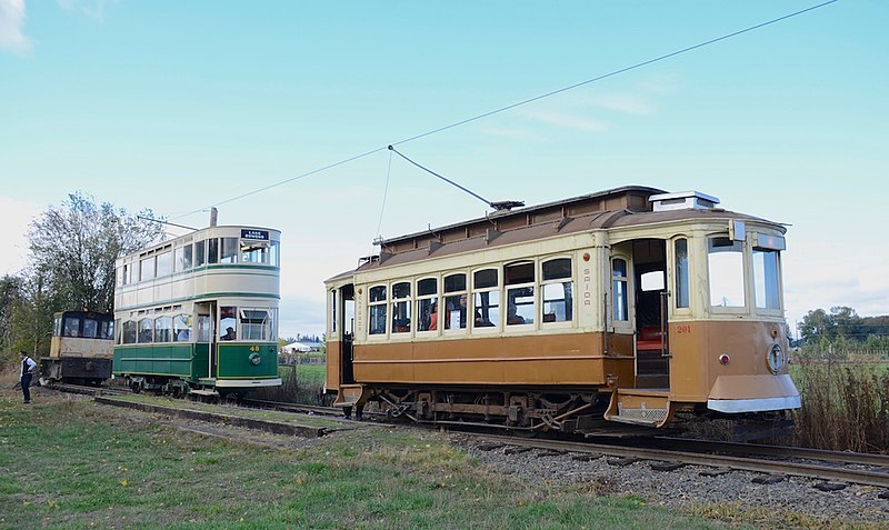 File:Porto 210 (with wrong fleet no.) and Blackpool 48 in operation at Ore. Electric Rlwy. Museum in 2018.jpg