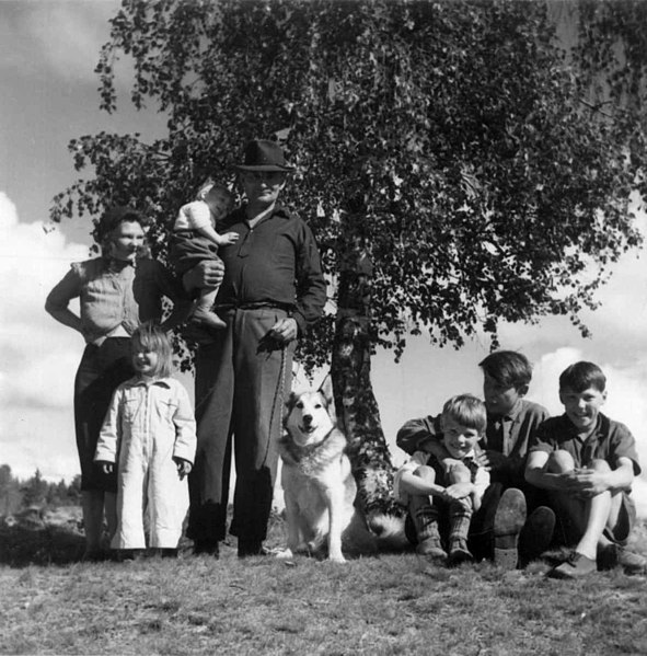 File:Portrett av familien til Pava Rimpi, 1949 - Norsk folkemuseum - NF.10989-001.jpg