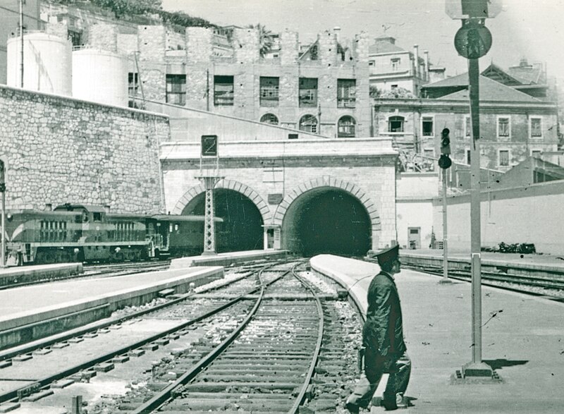 File:Portugal Rail 003 Lisbon Tunnel.jpg