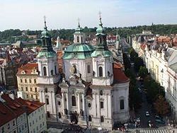 Kyrkan San Nicholas i Small District i Prag