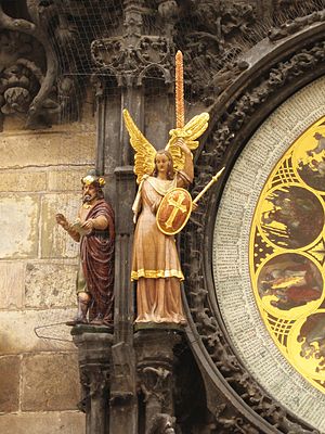 Prazsky orloj sochy filozof a andel.jpg