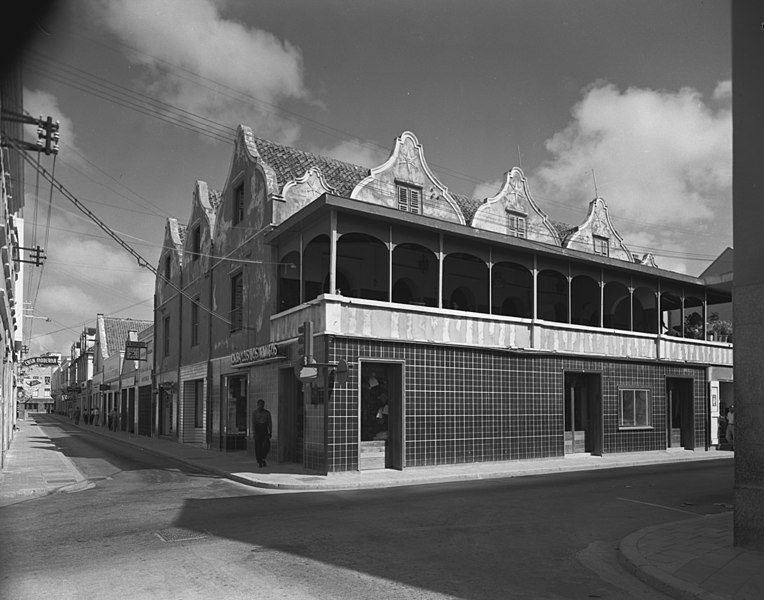 File:Punda, Columbusstraat, hoek Madurostraat - 20652096 - RCE.jpg