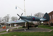 Una réplica del Supermarine Spitfire PR.Mk XI que actúa como guardián de la puerta de la RAF Benson.
