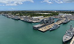 Вид с воздуха на корабли, пришвартованные у JB Pearl Harbor-Hickam во время учений RIMPAC 2014. 