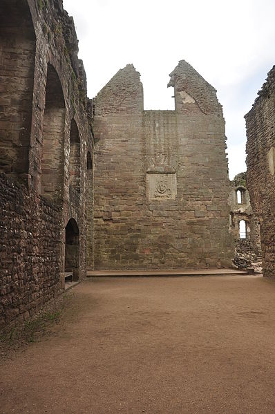 File:Raglan Castle (0270).jpg