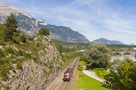 Een Railjet in de buurt van Jenbach, naar het oosten (naar beneden)