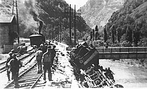 Un train couché dans l'Albarine au pont de Reculafol à la suite d'un sabotage.