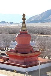 Rød stupa af klosteret i 2014.