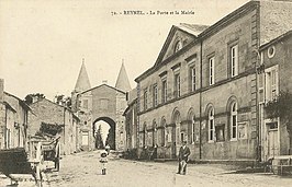 Reynel : stadspoort en gemeentehuis rond 1905