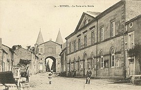 Reynel Carte postale La porte de ville et la mairie vers 1905.jpg