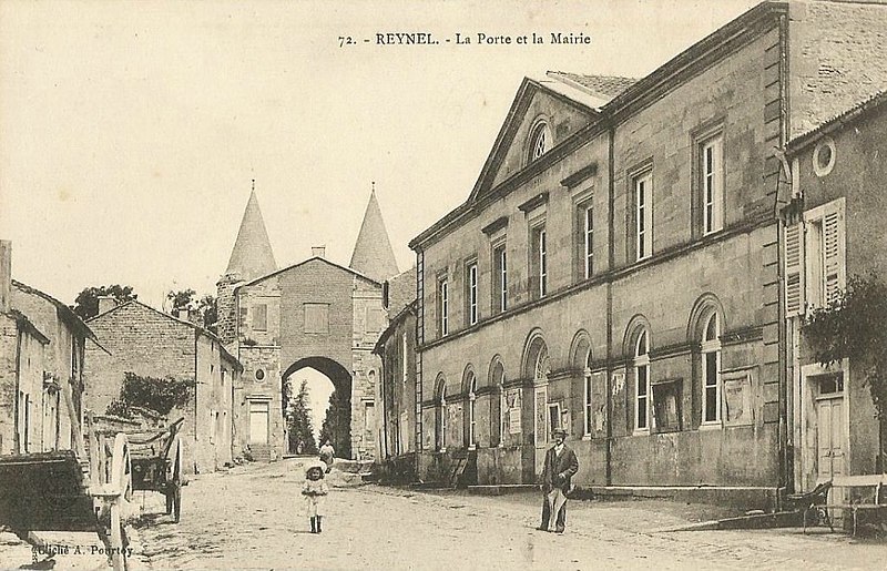 File:Reynel Carte postale La porte de ville et la mairie vers 1905.jpg