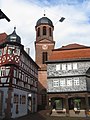 Ortszentrum mit Rathaus, Schindelhaus auf Säulen und klassizistischer Pfarrkirche