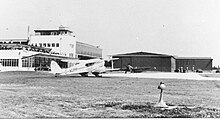 Terminal del aeropuerto de Ringway, torre de control y hangares en septiembre de 1939 con un De Havilland Dragon Rapide de Great Western and Southern Airlines