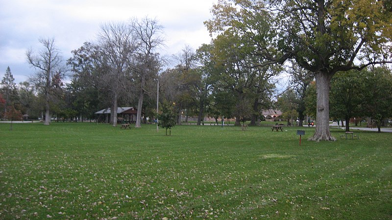 File:Roberts Park grounds, Connersville.jpg