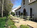 Das historische Haus und der Weinkeller des Weinguts Rust en Vrede.