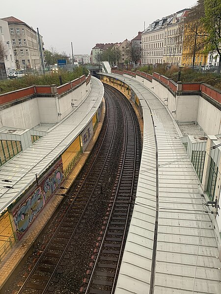 File:S-Bhf Breitensee, view of tracks from the building, img 1.jpg