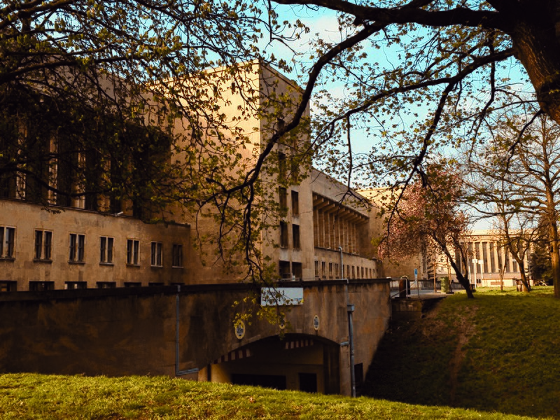 File:SFU Berlin am Campus Flughafen Tempelhof.jpg