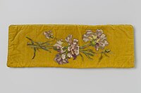 Handschoenensachet van geel fluweel op de voorzijde beschilderd met een toef anjertakken (ca. 1910). Collectie Rijksmuseum Amsterdam